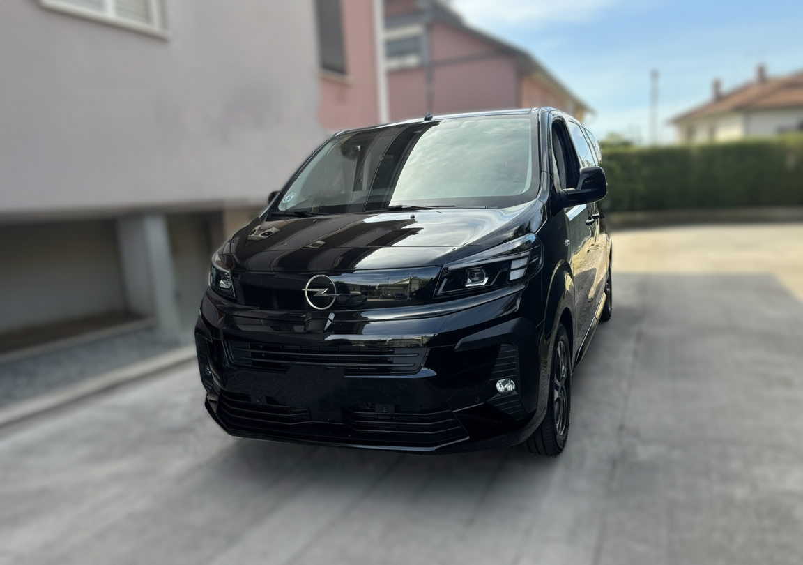 Opel Van Life nero per Noleggio Con Conducente